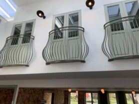 Tre franska balkonger på rad